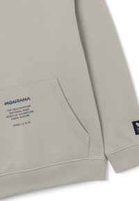 Lichtgrijze hoodie met een voorzak. Bevat blauwe tekstgraphics op de borst en de linkermouw, ribgebreide manchetten en een gladde textuur.