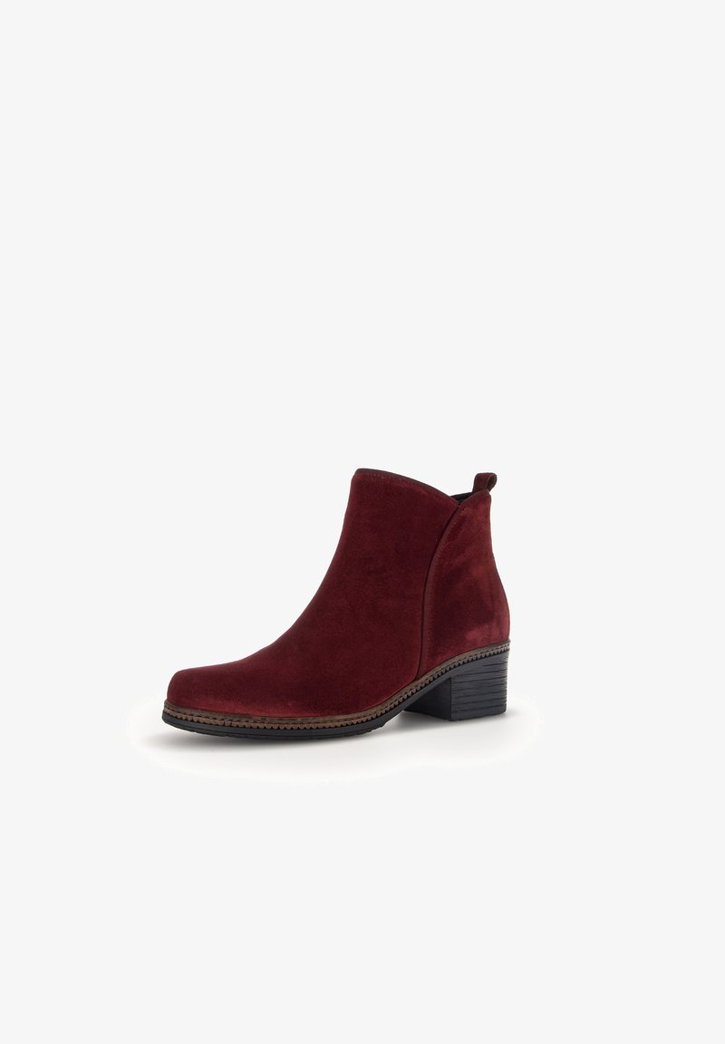 Burgunderfarbene Wildleder-Ankleboots mit runder Zehenform, Anziehschlaufe und einem gestapelten schwarzen Absatz. Glatte Textur mit feinen Stickdetails.