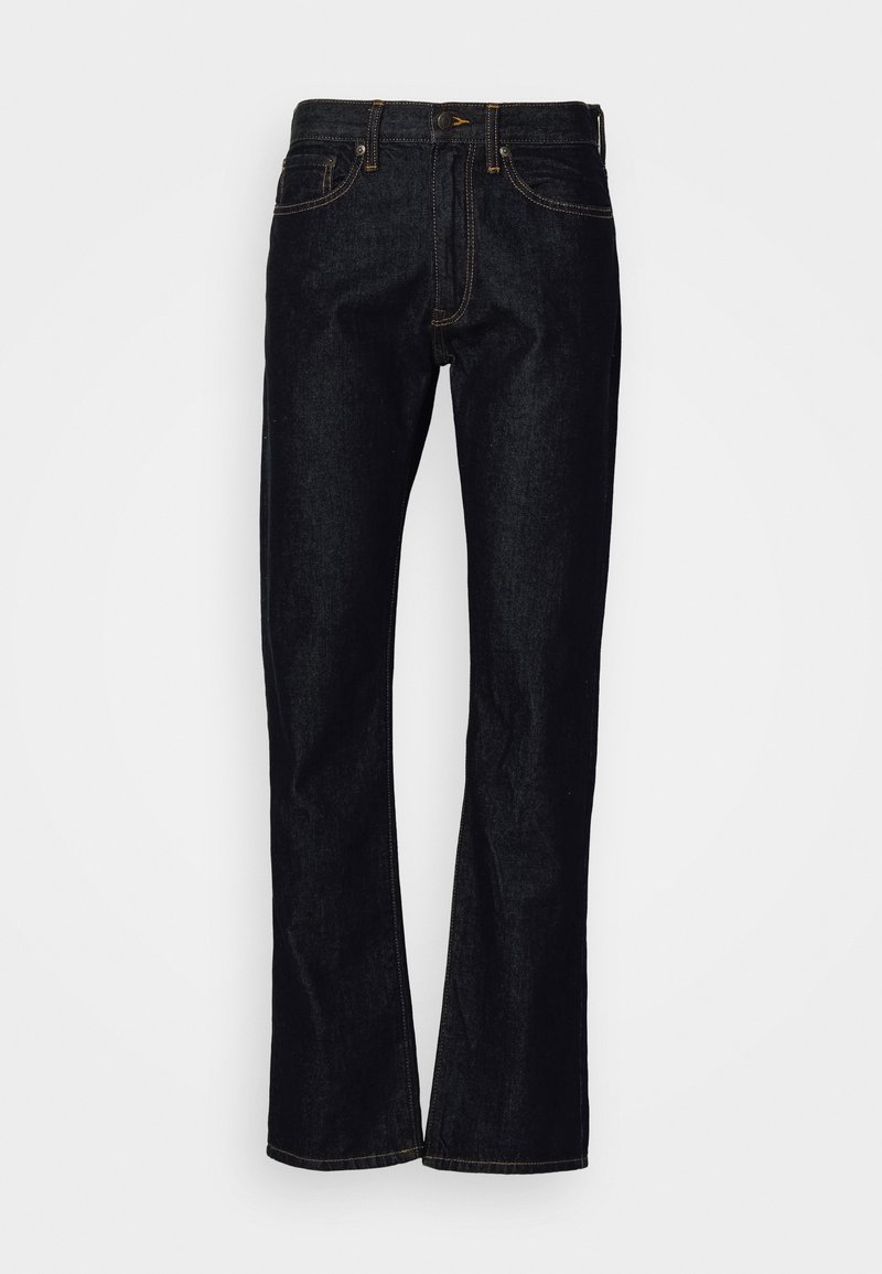 Pantalones vaqueros de denim azul oscuro con diseño de pierna recta, que cuentan con herrajes en tono de latón, cinco bolsillos y costuras amarillas contrastantes.