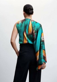 Seidenbluse mit mehrfarbigem abstraktem Muster in Teal, Orange und Braun; verfügt über einen asymmetrischen drapierten Ärmel und einen hohen Kragen.