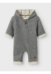 Rompers en laine grise avec fermeture éclair à l'avant, manches courtes et capuche. Doublé en polaire crème et doté de poignets et d'accents au fini crème.