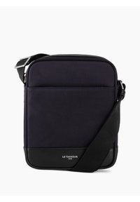 Marineblaues Umhängetasche aus strukturiertem Material mit schwarzen Lederakzenten. Verfügt über eine Vordertasche und einen verstellbaren Riemen, minimalistisches Design.