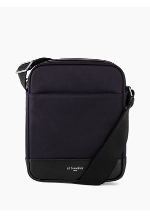 Borsa a tracolla blu navy con tessuto testurizzato e accenti in pelle nera. Presenta una tasca frontale e una tracolla regolabile, design minimalista.