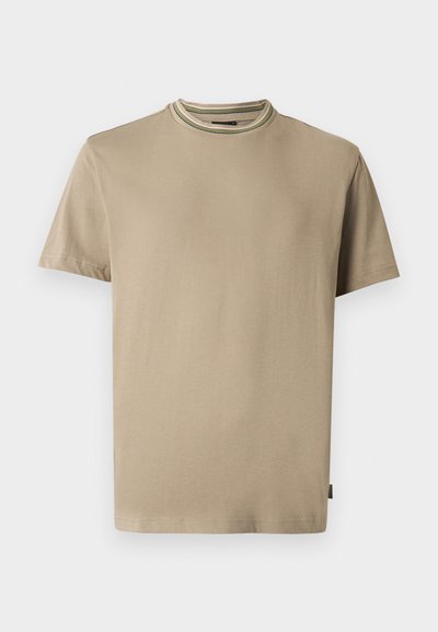 Μπεζ κοντομάνικη μπλούζα με στρογγυλή λαιμόκοψη και ρίγες στη ριμπ ύφανση της λαιμόκοψης, σε λευκό φόντο.