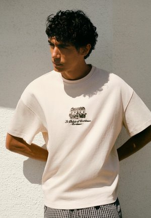 PULL&BEAR, EMBROIDERED SHORT SLEEVE SWEATSHIRT - Nyomott mintás póló - beige