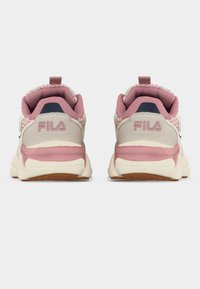 Ζευγάρι μπεζ και ροζ αθλητικά παπούτσια FILA, εμφανιζόμενα από πίσω, με μαλακά τακούνια και θηλιές έλξης σε απλό λευκό φόντο.