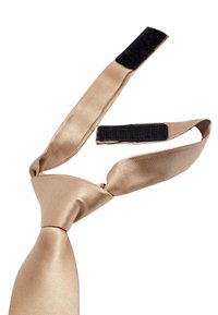 Beige satin slipsbinding med en glat tekstur, der har en Velcro-lukning for nem justering. Afsnit med smalle ender og et strømlinet design.