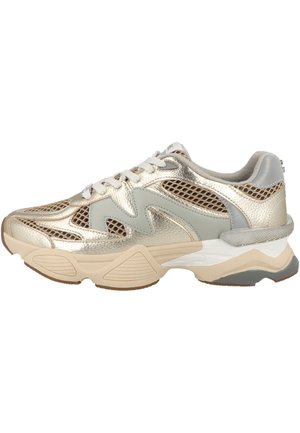 Zapatilla deportiva gruesa con parte superior de malla metálica dorada y beige, cordones blancos, detalles grises y suela gruesa beige y blanca.