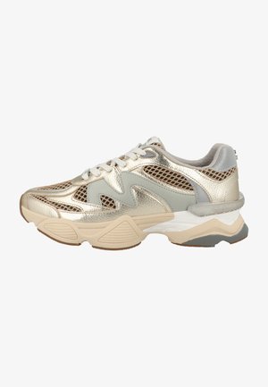 Massiver Sneaker mit metallisch goldfarbenem und beigem Mesh-Obermaterial, weißen Schnürsenkeln, grauen Akzenten und dicker beige-weißer Sohle.