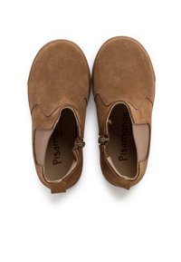 Rudos zeminiai slip-on bateliai su bangomis, elastingomis šoninėmis detalėmis ir užtrauktuku. Lygus vidus su logotipu.