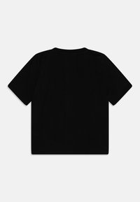 Czarna koszulka z bawełny. Krótkie rękawy, okrągły dekolt i brak widocznych znaków towarowych lub wzorów. Gładka faktura i luźny krój.