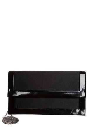 Schwarze rechteckige Clutch mit glänzendem Besatz und einer silbernen Kettenträger, die daneben aufgewickelt liegt.