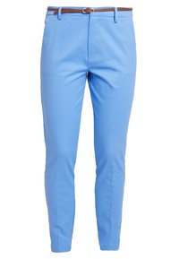 Pantalon bleu clair à coupe slim, doté d'une ceinture marron et d'une texture lisse. Coupe droite et accents de design minimalistes.