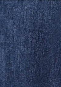 Tejido de mezclilla azul oscuro con un acabado texturizado, que presenta líneas verticales sutiles y una superficie suave, ligeramente brillante.