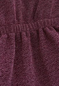 Bordowy materiał o teksturowanej, lśniącej powierzchni, z marszczonym detalem w talii i miękką, elastyczną jakością.