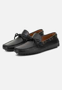 Črne usnjene loafersice s okroglo konico, detajli vezanja, zlatimi očesci, teksturirano podplatom in mehkimi rjavimi oblinami. Primerne za sproščeno nošenje.