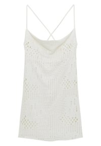 Camiseta de punto blanca sin mangas con escote en forma de V y tirantes cruzados en la espalda, que presenta un patrón texturizado de agujeros y líneas en toda la tela.