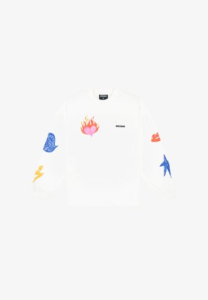 Sudadera blanca de manga larga con estampados gráficos coloridos: un corazón rosa con llamas, labios azules y rojos, una estrella azul y relámpagos amarillos.