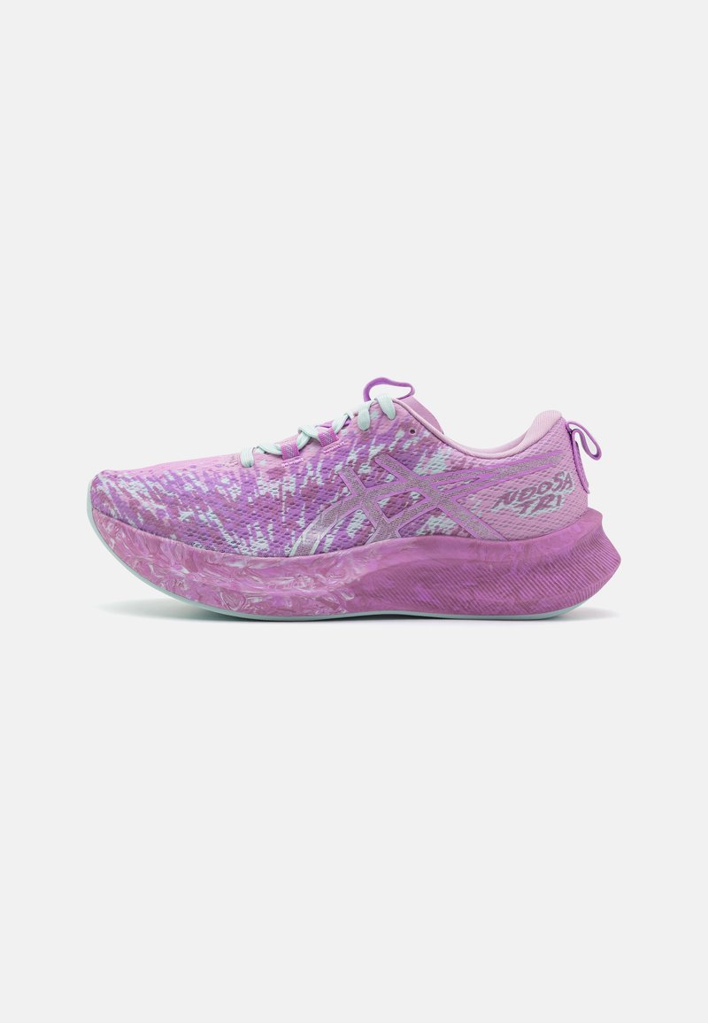 Lila Sportchuhe mit einem gemusterten Mesh-Obermaterial, hellblauen Schnürsenkeln und einer strukturierten rosa Sohle, die für Komfort und Leistung ausgelegt sind.