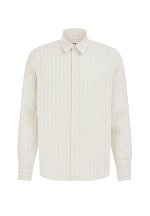 Wit overhemd met lange mouwen, knoopsluiting, dunne verticale grijze strepen en een klassieke kraag, weergegeven op een effen achtergrond.