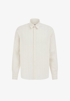 Chemise blanche à manches longues avec boutons, rayures verticales fines grises et col classique, présentée sur un fond uni.