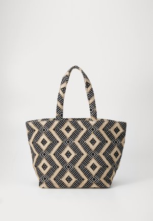 Borsa a rete con un motivo geometrico a diamante in bianco, nero e oro, dotata di due manici resistenti e di un'ampia apertura.