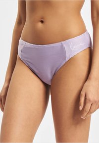 Lila bordázott bikini alsó, testhez álló kialakítással, sima derékrésszel és egy kis logóval az oldalon.