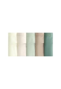 Vijf opgerolde handdoeken in verschillende kleuren: lichtgeel, zachtroze, mintgroen, beige en donkerteal. Elke handdoek heeft subtiele branding en een gladde textuur.