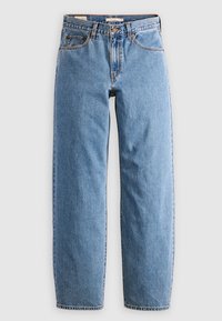 Jean en denim bleu clair à jambes droites avec poches avant, fermeture à boutons et passants de ceinture, présenté sur un fond gris uni.
