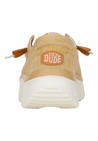 Sneaker beige con tomaia in tessuto testurizzato, suola in gomma bianca e toppa con logo marrone. Presenta lacci elastici per una facile calzata.