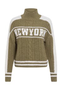 Grüner gestrickter Pullover mit hohem Kragen, der "NEWYORK" in weißer Schrift, einem Zopfstrickmuster und weißen Streifenakzenten an den Ärmeln zeigt.
