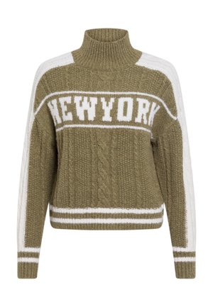 Grüner gestrickter Pullover mit hohem Kragen, der "NEWYORK" in weißer Schrift, einem Zopfstrickmuster und weißen Streifenakzenten an den Ärmeln zeigt.
