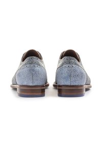 Scarpe in pelle blu con texture, tacco marrone lucido e dettagli intricati lungo la parte superiore. Design classico con punta rotonda.
