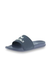 Chancla de color azul marino hecha de goma, con una tira ancha que presenta un logo en blanco. Suela plana, textura suave y diseño de punta abierta.