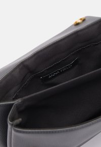 Anna Field Axelremsväska - black