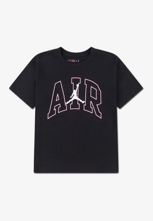Maglietta nera con grandi lettere "AIR" contornate di rosa e una silhouette bianca di un giocatore di basket che salta tra le lettere.