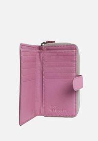 Rosa Leder-Wallet mit mehreren Kartenfächern und einem Reißverschlussfach, versehen mit dem eingeprägten Text "Heute ist ein guter Tag." Weiche Textur und kompaktes Design.
