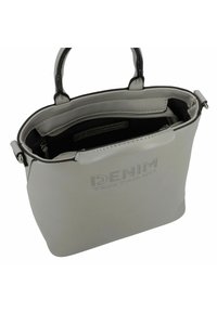 Sac à main gris avec une texture synthétique lisse. Dispose de poignées doubles et d'un logo en relief "DENIM TOM TAILOR". Comprend une poche zippée à l'intérieur.