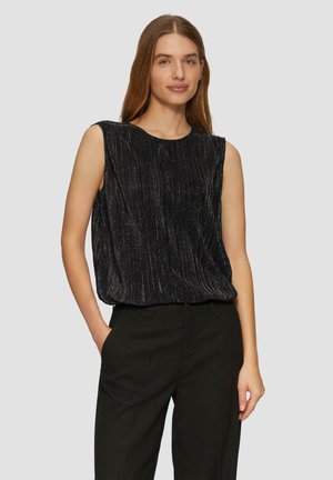 Zwarte mouwloze top met verticale plooien en subtiele glans, met een ronde halslijn en een comfortabele pasvorm, gecombineerd met donkere broek.
