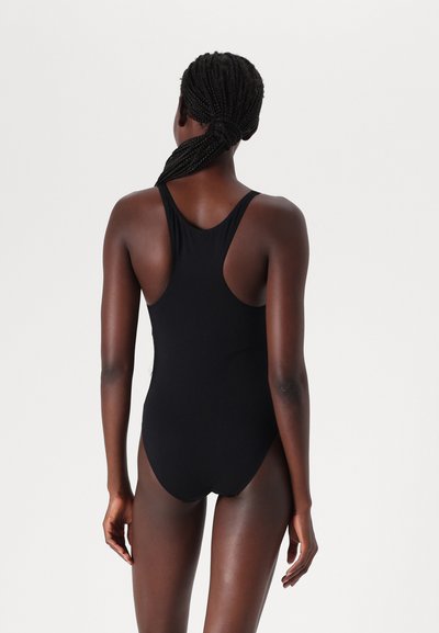 Svart enstyckad baddräkt med racerback-design, slät yta och midjens skärning, utformad för komfort och rörelse.