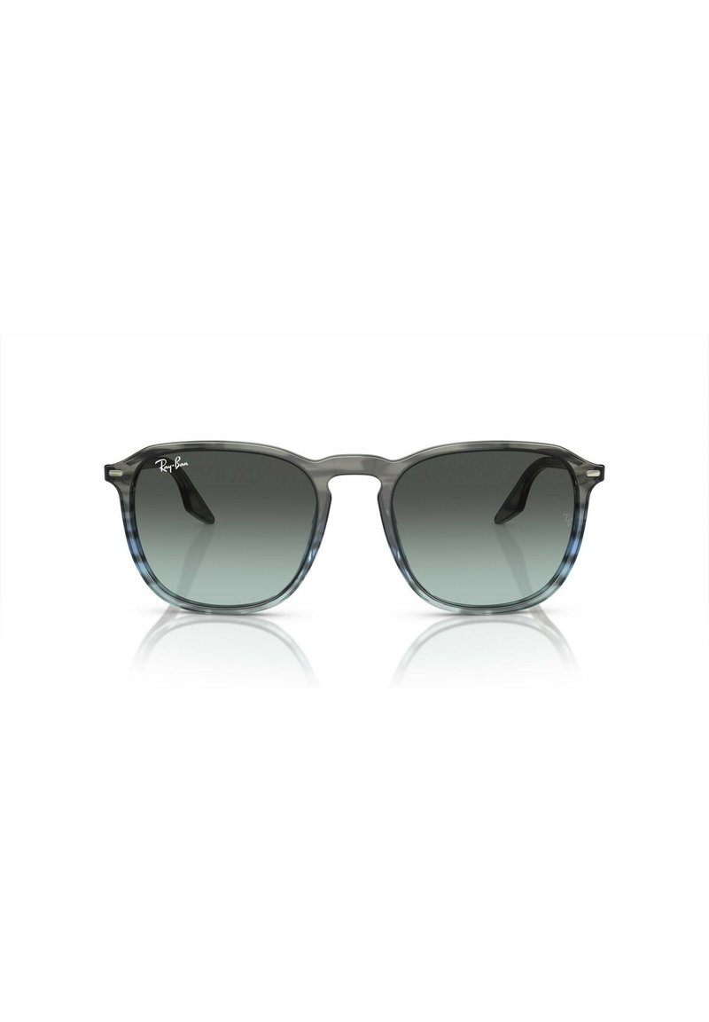 Occhiali da sole trasparenti grigi in plastica con lenti scure a gradiente, forma della montatura quadrata e logo Ray-Ban sull'angolo superiore sinistro della lente.