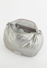 Sølv, polstret stof skuldertaske med en glat tekstur; lynlåslukning og indre lomme; logoetiket på forsiden.