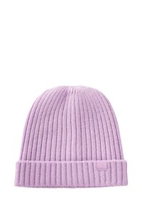 Lila beanie gemaakt van ribbelgebreide stof. Heeft een opgerolde manchet en een klein, vierkant logo tag bevestigd aan de zijkant.