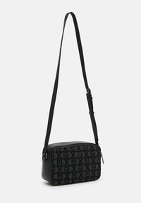 Borsa a tracolla nera con zip superiore, motivo logo intrecciato e tracolla regolabile. Realizzata in un mix di tessuto e pelle.