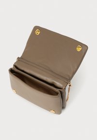 Χακί δερμάτινη τσάντα χειρός με χρυσό κούμπωμα κλικ, διακοσμημένη με αλυσίδα και δύο ανοιχτές θήκες στο εσωτερικό. Ομαλή υφή σε όλο το μήκος.