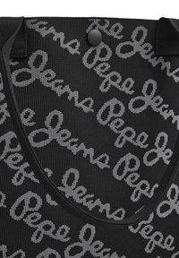 Zwarte draagtas van een gestructureerde stof met een herhaald grijs "Pepe Jeans" logo patroon en een ronde zwarte drukknoopsluiting.