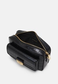 Borsa in pelle nere con effetto coccodrillo e chiusura a zip dorata. Design compatto con un compartimento frontale e interno foderato.