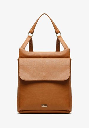 Brauner Kunstleder-Rucksack mit Klappenverschluss, verstellbaren Schulterriemen, rechteckiger Form und einem kleinen silbernen Akzent auf der Vorderseite.