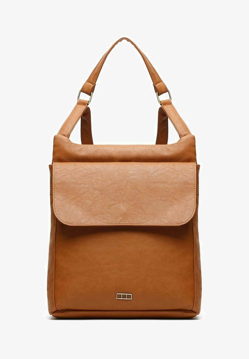 Rjav nahrbtnik iz umetnega usnja s pokrovom, nastavljivimi naramnicami, pravokotno obliko in majhnim srebrnim poudarkom spredaj.