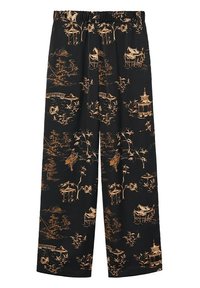 Pantalon noir ample avec taille élastique présentant un imprimé marron d'inspiration asiatique avec des pagodes, des ponts, des bateaux et des arbres.